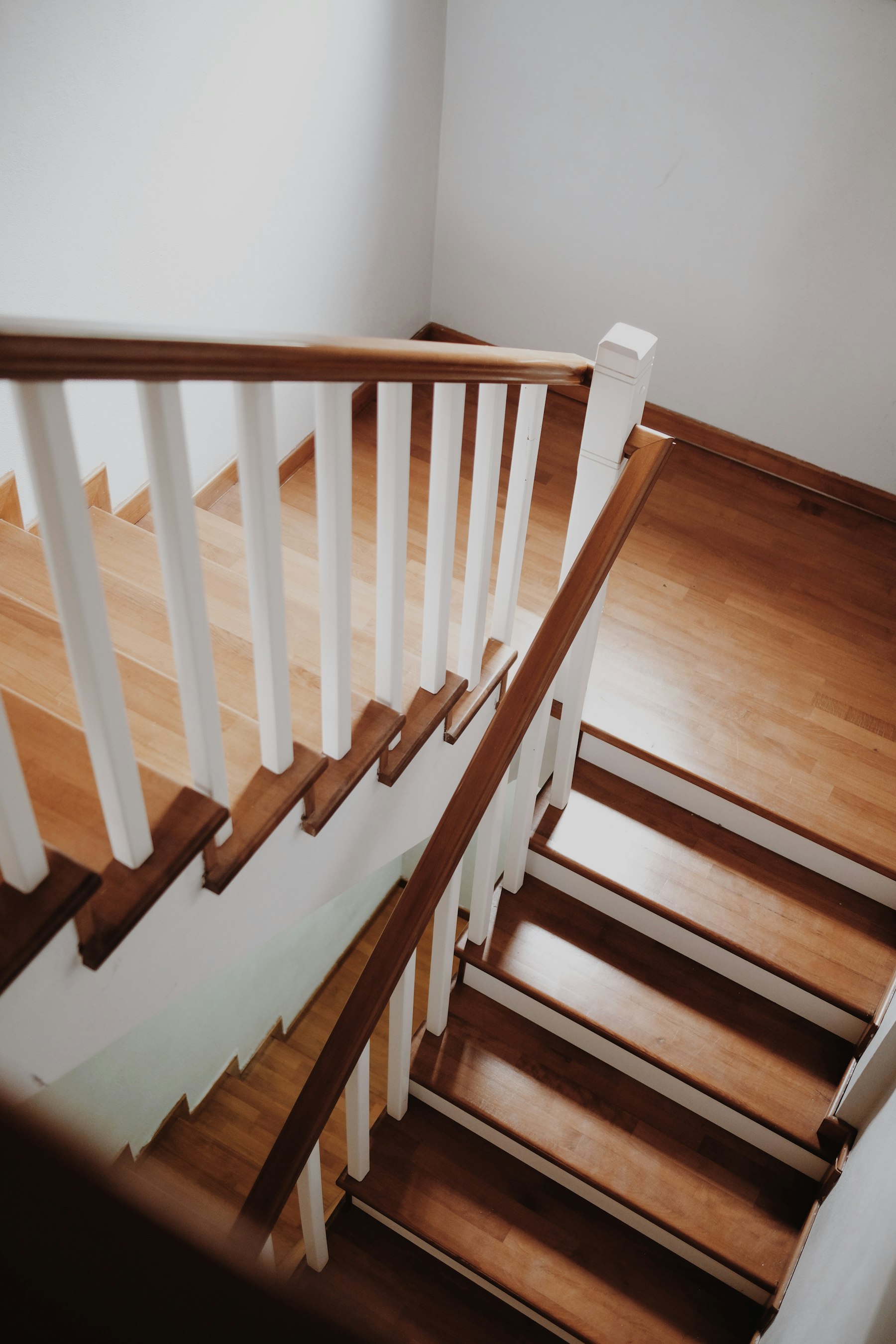 Helle Holztreppe in einem Wohnhaus