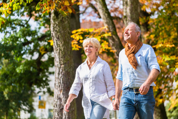 Paar geht im Herbst durch einen Park